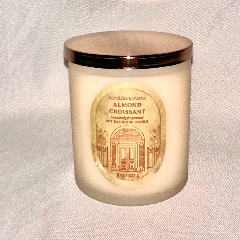 Bath & Body Works Almond Croissant Single Wick Candle